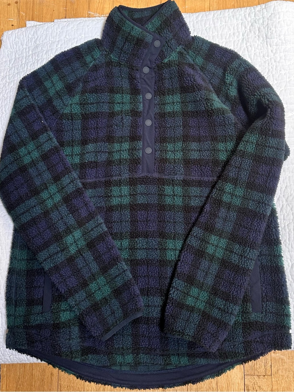 Vineyard Vines Ladie’s Navy & Green Plaid Sherpa Snap Pullover. Medium